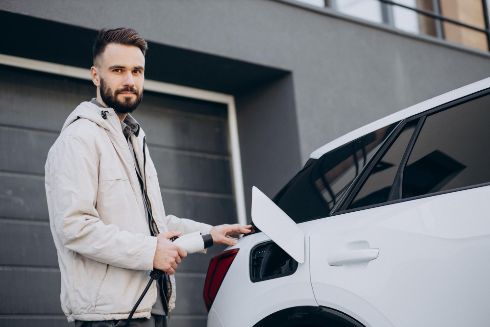 Man bij elektrische auto